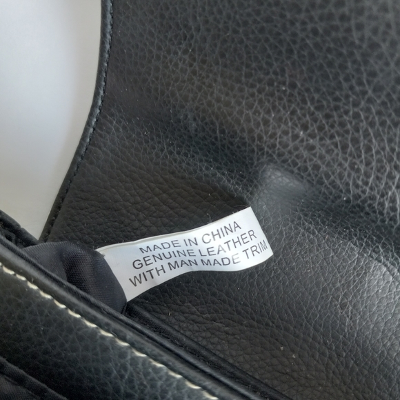 Small leather shoulder purse many compartments. Black leather faux leather trim. - Picture 3 of 8